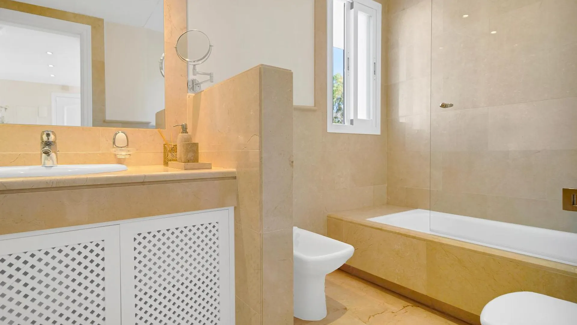 Luxury Penthouse With Sea Views In Marbella Golden Mile, Puente Romano Area