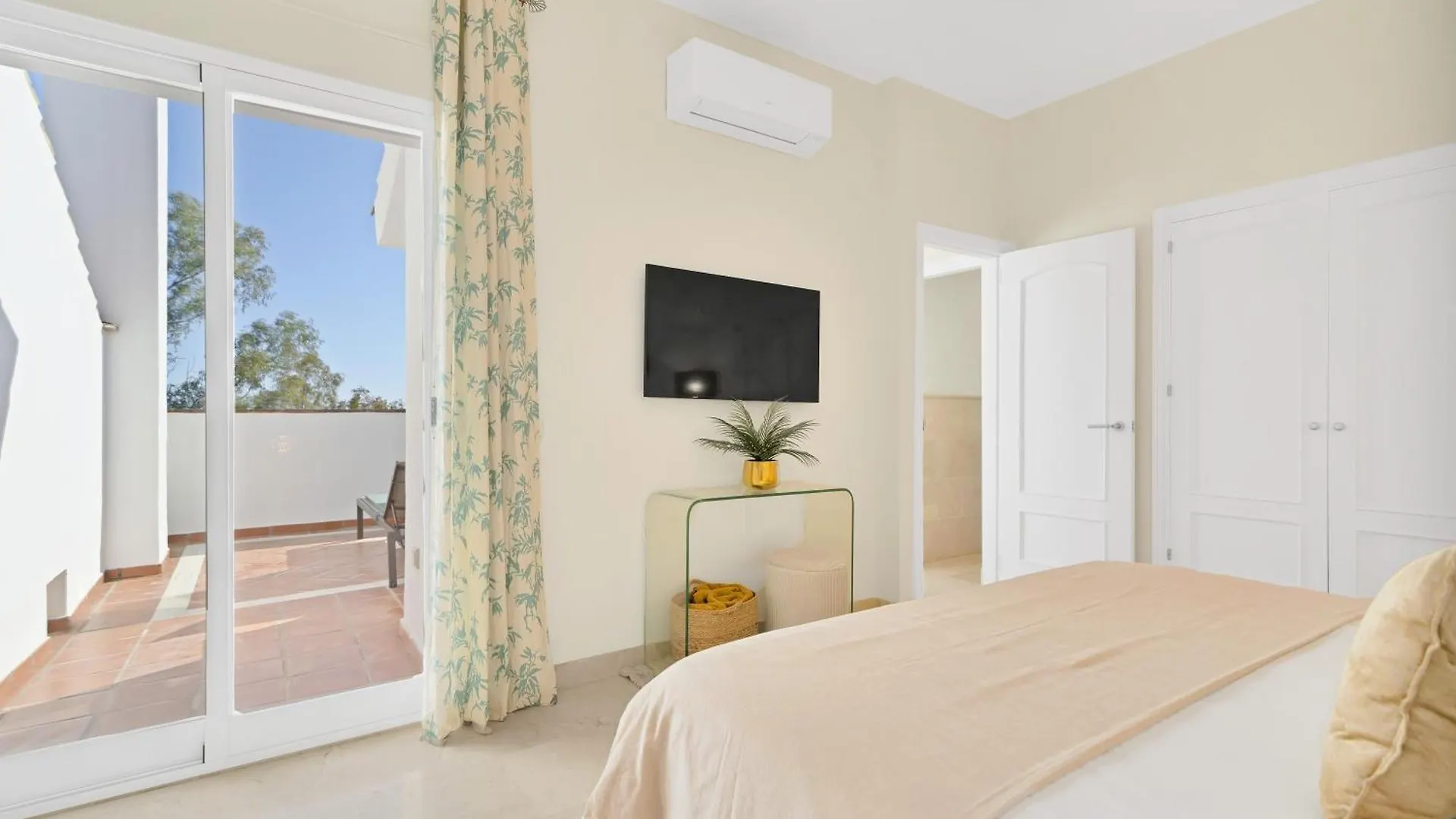 Luxury Penthouse With Sea Views In Marbella Golden Mile, Puente Romano Area Apartment