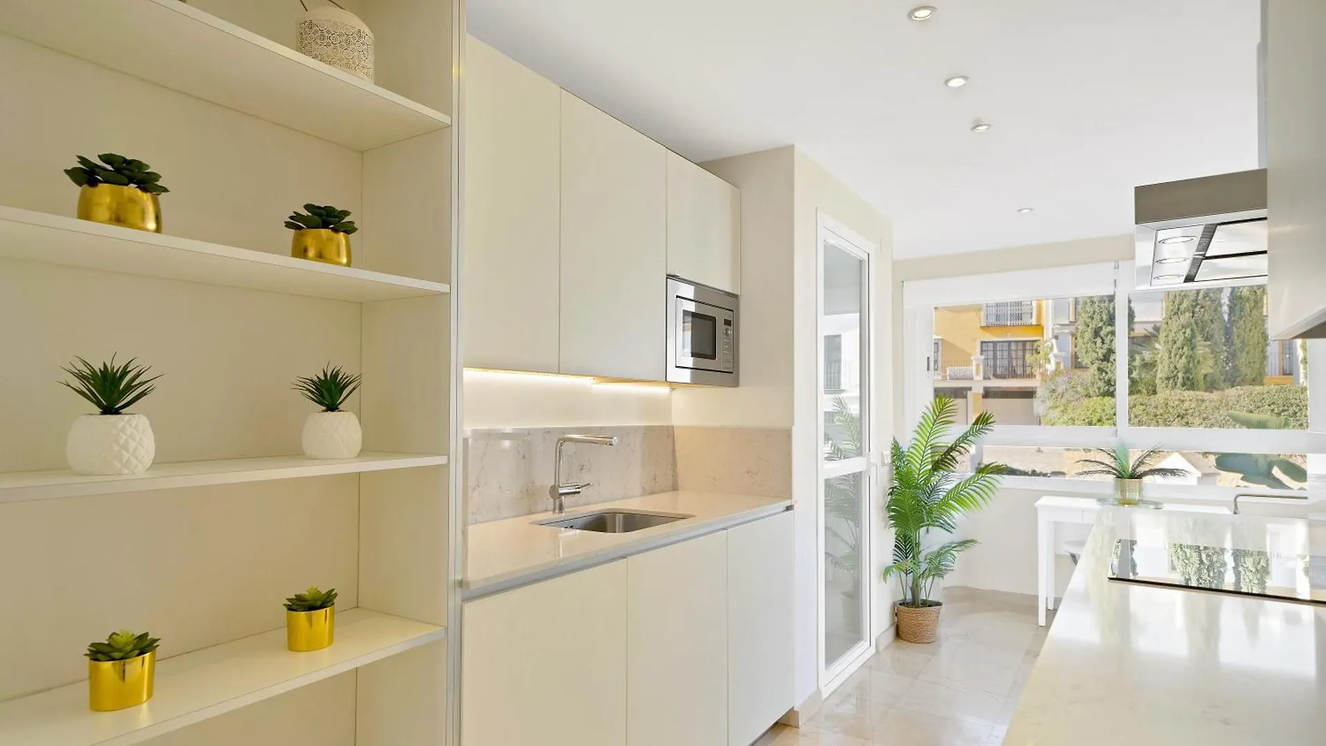 Luxury Penthouse With Sea Views In Marbella Golden Mile, Puente Romano Area Appartamento